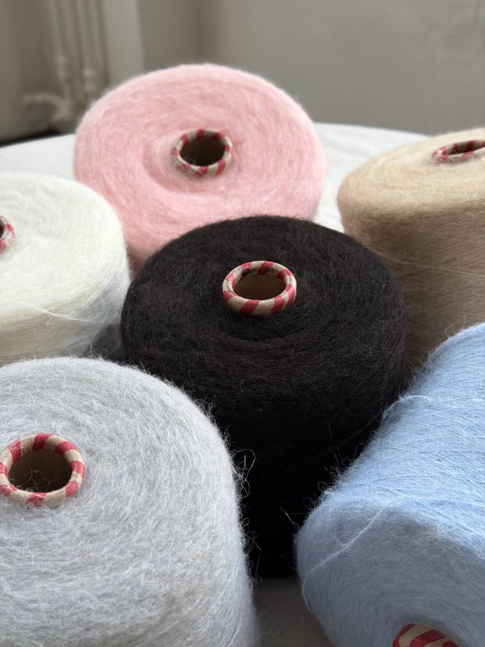Мохер 40% kid mohair — легка пухна пряжа Nm 10,5 (1050 м/100 г)